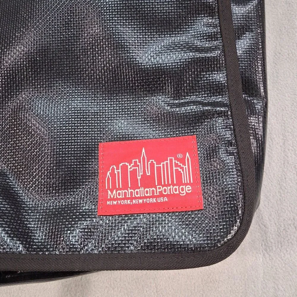 Manhattan Portage Vinyl Messenger Bag Black Commuter Travel Work